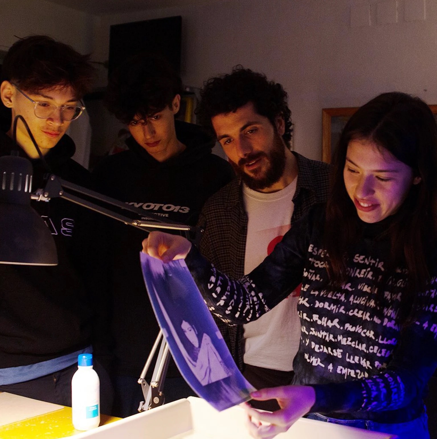 Trabajando bajo la luz de seguridad del darkroom