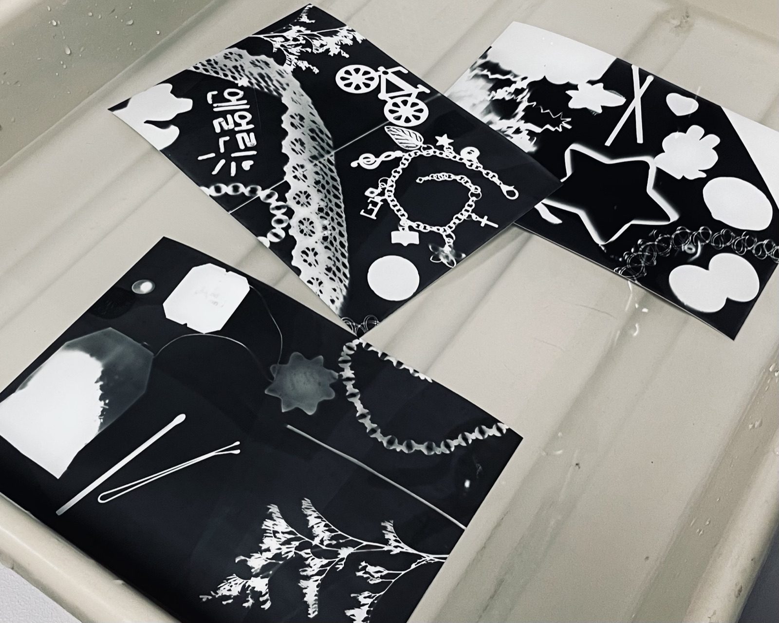 Fotogramas en blanco y negro hechos con objetos colocados sobre el papel